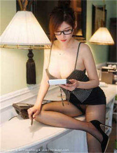 《美女诱惑性感揉胸》